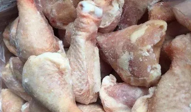 为什么要少吃鸡腿炸鸡类食品？因为这种冷冻过的鸡腿太“恐怖”
